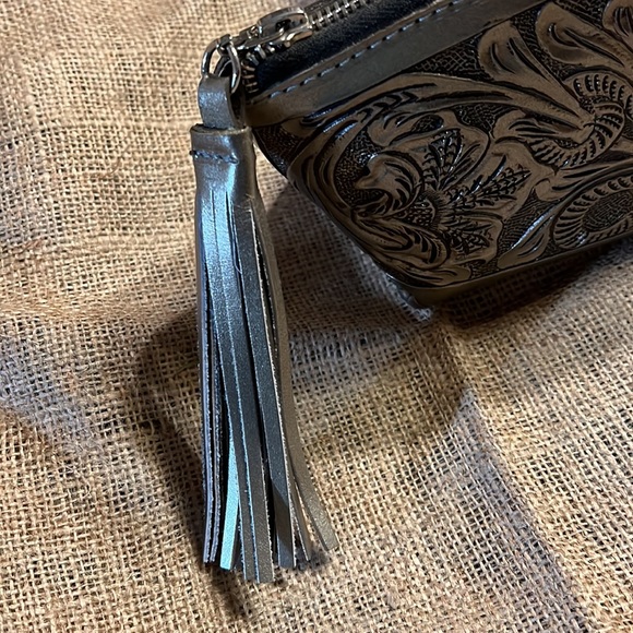 Que Chula Silver Leather Make Up Bag - Picture 3 of 6